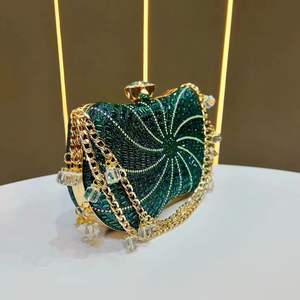 กระเป๋าเดินทางงานฝีมือสุดพิเศษสำหรับเจ้าสาว ดีไซน์เนอร์ออกแบบ ปักลายสไตล์คลาสสิก รูปทรงโมเสก ปรับแต่งได้ หลากสี สำหรับงานปาร์ตี้กลางคืน M/S - Product Image 4