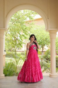 Kurti de georgette sintético con estampado Bandhej, bordado Gamthi y adornos de espejo, perfecto para las noches de Garba. - Product Image 3