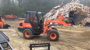 Chargeuse sur pneus Kubota R640, moteur diesel Euro5/EPA, pompe Kawasaki, moment de charge élevé, haute efficacité, équipement de construction durable - Product Image 2