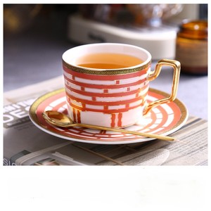 Ensemble de tasse à café et soucoupe en céramique minimaliste moderne avec bord et poignée dorés Capacité de 200ml Conception durable pour un look luxueux - Product Image 6