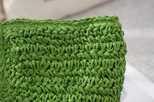 Transformez votre garde-robe saisonnière avec ce sac élégant en fil naturel, au design unique en forme de croissant et doté de poignées intégrées. - Product Image 2
