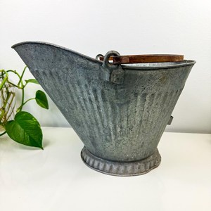Elegante Cubo Metálico para Almacenamiento en el Hogar y Uso Decorativo - Product Image 2