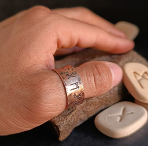 Bague magnétique en cuivre pur, forgée à la main, style vintage, motif rune viking, texturée, large et évasée - Product Image 5