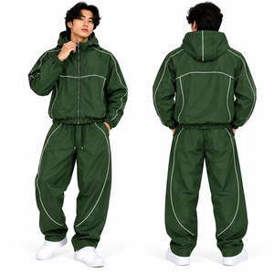เสื้อแจ็คเก็ตฮู้ดสีเขียวสไตล์ Y2K สตรีทแวร์  ชุดกันลมไนลอนสั่งทำพิเศษ กางเกงขายาวทรงกว้าง ชุดกีฬาแนวเมือง เสื้อแจ็คเก็ตและกางเกงขายาว ฮู้ดดี้สะท้อนแสง - Product Image 1