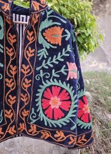 Veste florale brodée à la main pour femme, col mandarin, manches longues, coton et fibre de bambou, tenue décontractée d'automne, cadeau pour elle - Product Image 5