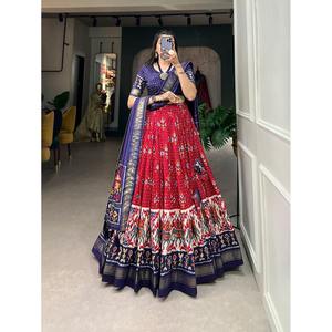 FANCY TUSSAR PATOLA EN SOIE AVEC IMPRIMÉ EN FEUILLE TRAVAIL LEHENGA CHOLI AVEC DUPATTA ROUGE - Product Image 1