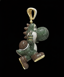 จี้รูปตัวละครโยชิแบบสั่งทำพิเศษ ประดับเพชรและมรกตสีเขียว ฝังด้วยเทคนิคไมโครเพฟ ทำด้วยทองคำสองสี 14K  งานแฮนด์เมด - Product Image 2