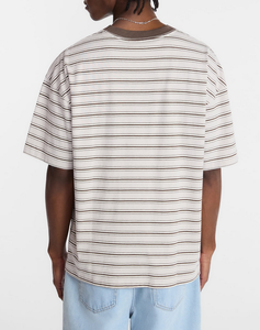 เสื้อยืดผู้ชายขายส่งแบบ OEM ลายทาง ผ้าฝ้าย 100% 180 GSM สตรีทแวร์ สกรีนโลโก้ได้ เป็นมิตรกับสิ่งแวดล้อม ระบายอากาศดี ทรงหลวมไหล่ตก - Product Image 2