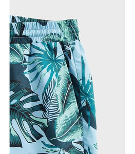 T-shirt graphique tropical noir avec imprimés de palmiers noirs et de voiliers, tee-shirt d'été au design nautique inspiré des îles - Product Image 4