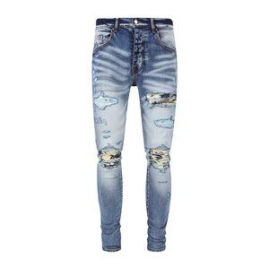 Jeans de hombre Amiry con parches de bandana, de mezclilla, de pierna recta, rasgados y desgastados, estilo vintage, de alta gama, personalizables al por mayor. - Product Image 6
