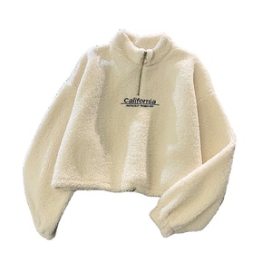 Sudadera con capucha de forro polar para mujer, estilo urbano, de invierno, con bordado de letras, manga corta, cordón ajustable, elegante, con frente de terciopelo afelpado - Product Image 1