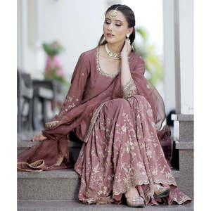 Haut en satin fait main de créateur pour soirée, coupe trapèze, avec broderie florale, et dupatta Sarara coupe empire à imprimé floral et travail de sequins - Product Image 4