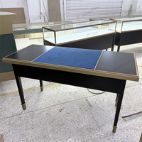 Table de présentation de bijoux de luxe en velours bleu et or noir avec tiroirs verrouillables, bureau de consultation pour diamants, idéal pour les salles d'exposition VIP et les points de vente haut de gamme