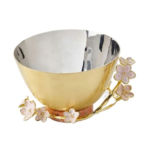 ชามเสิร์ฟตกแต่งลายดอกซากุระเคลือบทองหรูหรา พร้อมดีไซน์ทองเหลือง จานใส่ขนมรูปดอกไม้ ของตกแต่งงานแต่งงานสุดหรูสำหรับวางกลางโต๊ะ - Product Image 1