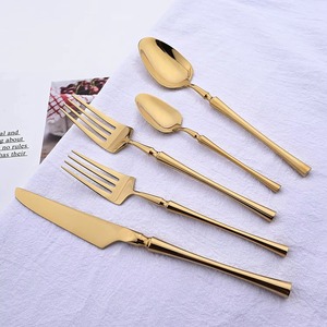 Juego de cubiertos de acero inoxidable de alta calidad en tonos cálidos para uso comercial y personal. - Product Image 5