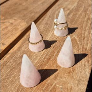 หินโรสควอตซ์ทรงกรวยธรรมชาติ งานแฮนด์เมด ทนทาน สำหรับตกแต่งตามหลักฮวงจุ้ย พร้อมลวดลายแกะสลักเพื่อความรักและการบำบัด - Product Image 2