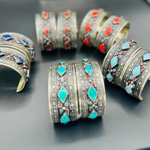 Bracelet vintage d'inspiration afghane Kuchi avec des pièces de monnaie en cascade et des éléments décoratifs en filigrane - Product Image 1