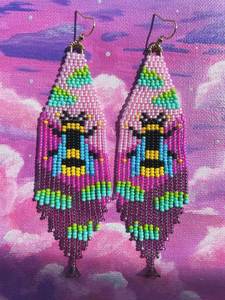 Boucles d'oreilles brodées à la main avec des broderies florales et des perles de verre de qualité supérieure pour femmes - Product Image 3