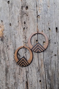 Pendientes Circulares de Madera con Incrustaciones Geométricas y Cierre de Gancho Dorado - Product Image 4