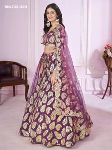 Lehenga-Choli violet en georgette à broderies de feuilles en sequins et zari, coupe trapèze, pour occasions spéciales, fabriqué à Surat - Product Image 3