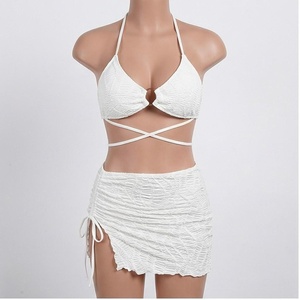 Ensemble de yoga 2 pièces imprimé papillon bleu avec finition dorée, body à col en V profond et jupe portefeuille longueur genou - Product Image 1