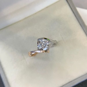 Anillo de Compromiso de Oro Sólido de 14k con Banda Cruzada Única en Dos Tonos de Oro, 1.60ctw, Diamante Redondo Cultivado en Laboratorio, Color D-E-F con Claridad VVS-VS - Product Image 3