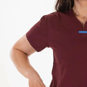 STITCH LAB Blouse médicale unisexe bordeaux à manches courtes, col en V, poches, uniforme d'hôpital, tissu tissé respirant et extensible - Product Image 4