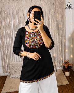 Túnica étnica de rayón para mujer con bordado a mano y trabajo con espejos reales, color granate, para uso casual, estilo India-Pakistán. - Product Image 2