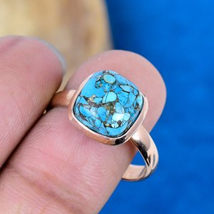 Bague artisanale en argent sterling 925 plaqué or rose avec pierre précieuse turquoise bleue en forme de coussin - Product Image 3