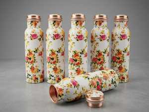 Botella de agua de cobre puro con diseño floral y tapa de cobre, portátil para viajes, con propiedades ayurvédicas y beneficios para la salud. - Product Image 6