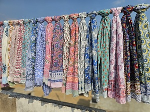 ผ้าคลุมชายหาดพิมพ์ลายใบไม้สไตล์อินเดียสำหรับผู้หญิง ขายส่งสำหรับส่งออก ผ้าพันคอ ปาเรโอ ชุดคลุมว่ายน้ำ ผู้จำหน่ายขายส่ง - Product Image 3