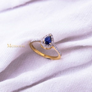 Bague en or jaune massif 14 carats avec saphir bleu naturel et halo de diamants, bijoux fins, Memoria Jewels - Product Image 3