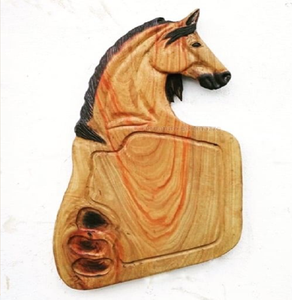 Tabla de cortar de madera única en forma de pera con detalle de hoja, disponible a precios de mayorista para decoración de cocina con temática frutal y para servir. - Product Image 3