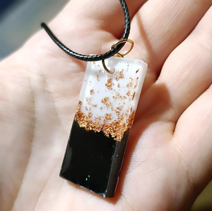 Colgante de resina rectangular personalizado para fiestas, joyería elegante para fiestas para niñas y mujeres a un precio económico. - Product Image 6