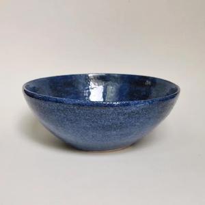 Tazón de Cerámica para Ensalada con Acabado Índigo, Forma Curva Contemporánea, Interior Brillante, Duradero, Apto para Alimentos, Ideal para Servir Pasta y Arroz - Product Image 1