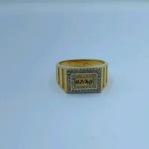 Exquisito Anillo Tradicional de Oro de 22K para Hombre con Letras en Relieve sobre una Superficie Rectangular con Incrustaciones de Circones - Product Image 2
