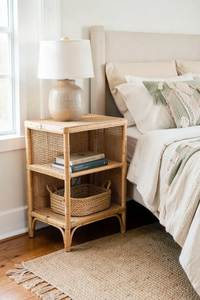 Table de chevet contemporaine en rotin avec tressage en cannage de qualité supérieure et pieds en bois massif durables pour un usage quotidien - Product Image 1