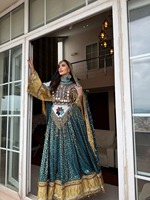 Robe afghane de luxe vert sarcelle et or, col rond, manches longues, longueur genou, broderie main, dentelle, boutons, motif uni, tenue formelle