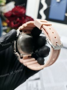 Reloj deportivo analógico digital para mujer con correa de goma y caja plateada, diseño de hebilla redonda, resistente al agua. - Product Image 4