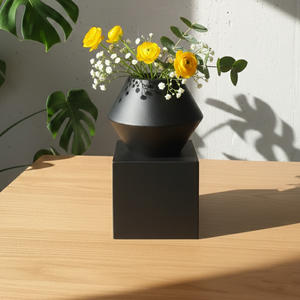 Vase géométrique moderne noir mat, pot de fleurs en métal architectural nordique, base carrée minimaliste, ornement artistique de bureau pour la décoration - Product Image 2