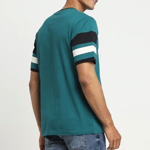 เสื้อยืดคอกลมแขนสั้นผู้ชาย สีเขียวอมฟ้า ทรงปกติ ผ้าเจอร์ซีย์คอตตอน 100%  โลโก้ด้านหน้า แต่งขอบตัดสี ระบายอากาศได้ดี สไตล์ลำลอง - Product Image 2