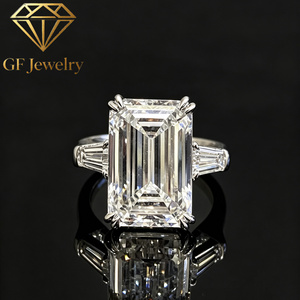 Bague de fiançailles en or blanc 18 carats avec diamant de laboratoire taille émeraude, trois pierres, pierres latérales baguette coniques, bijoux de luxe IGI - Product Image 1
