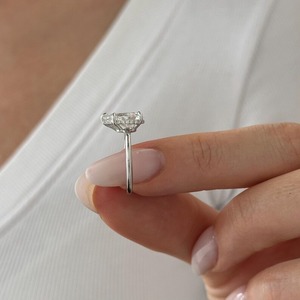Bague de fiançailles en or blanc 18 carats avec diamant de laboratoire taille poire de 2 carats, certifié IGI, sertissage bas, halo caché, forme goutte d'eau, design unique - Product Image 3