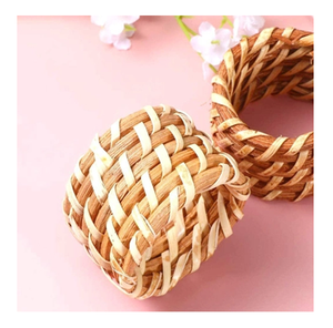 Anneau de serviette décoratif en rotin tropical, idéal pour les fêtes estivales et les tables et décorations d'inspiration insulaire - Product Image 6