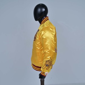 Blousons universitaires jaunes en satin pour hommes, avec logo tigre brodé bordeaux, boutons-pression, style sportif, haute qualité, col montant, streetwear - Product Image 4