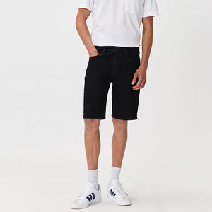 Shorts en jean noir pour homme, coupe droite, entrejambe bas, taille mi-haute, avec détails rivets et broderies, style streetwear, pour l'été, en tissu de coton tissé - Product Image 5