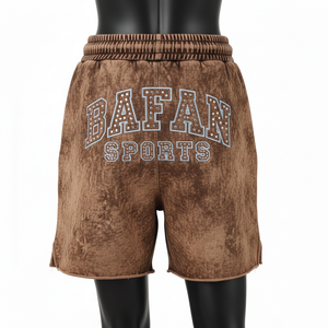 Shorts de mujer de felpa de algodón premium de 320 GSM, color marrón con lavado ácido, tela suave con logotipo personalizado de diamantes de imitación con transferencia térmica. - Product Image 6