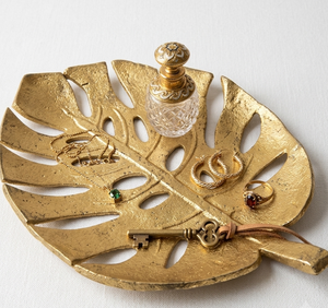 Plateau décoratif en métal en forme de feuille dorée, fait main, motif végétal moderne, plat de service - Product Image 4