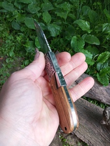 Cuchillo Plegable de Acero de Damasco SHARP POINT TRADES con Hoja Recta de 0.5mm, Apertura con Perilla, Mango de Madera y Diseño Artístico - Product Image 5
