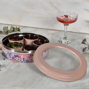 Boîte de rangement à épices en métal faite à la main, élégante, avec couvercle décoratif, de haute qualité, organiseur de masala pour la cuisine, conteneur de qualité supérieure - Product Image 1